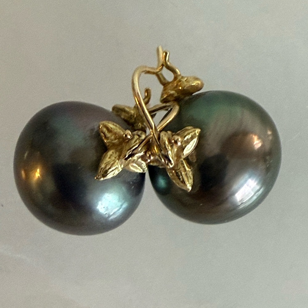 Gabrielle Sanchez - Elegant Gold and Black Pearl Earrings